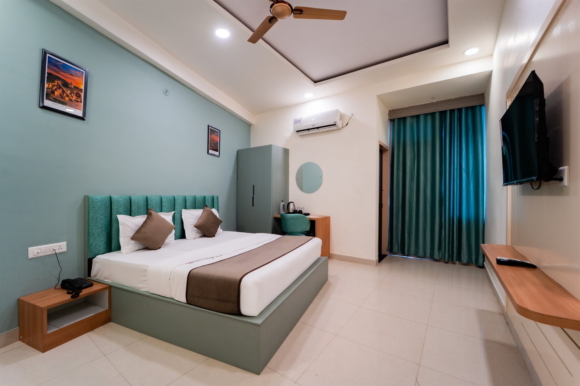 Premium Room Bed Corner and Soft Cushions